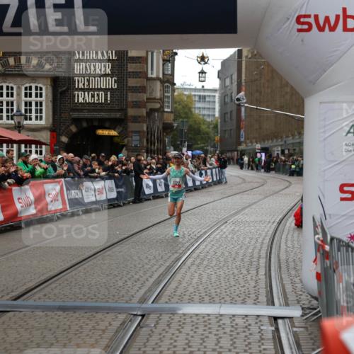 05.10.2025 - 20. swb-Marathon Bremen Yannick Fuchs http://msf.ph/oto/9269837 05.10.2025 12:14:46 Ziel 1122 meine-sportfotos.de