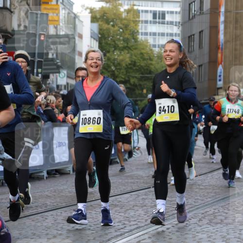 05.10.2025 - 20. swb-Marathon Bremen Strokosch-Dieckow http://msf.ph/oto/9269855 05.10.2025 11:09:52 Ziel 9410, 9685, 9760, 9972, 10435, 10448, 10515, 10827, 10860, 10885, 11219, 11381, 11405, 11486, 11748 meine-sportfotos.de