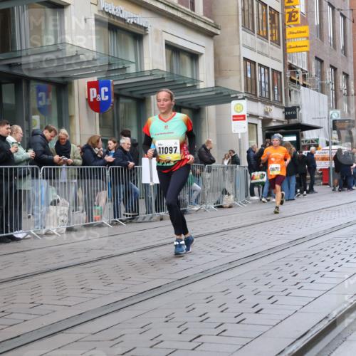05.10.2025 - 20. swb-Marathon Bremen Strokosch-Dieckow http://msf.ph/oto/9269858 05.10.2025 11:07:57 Ziel 9186, 9235, 9353, 9401, 9519, 9552, 9557, 9599, 9617, 9874, 10125, 10132, 10866, 11019, 11097, 11232, 11309, 11670, 11671, 9186, 9235, 9353, 9401, 9519, 9552, 9557, 9599, 9617, 9874, 10125, 10132, 10866, 11019, 11097, 11232, 11309, 11670, 11671 meine-sportfotos.de