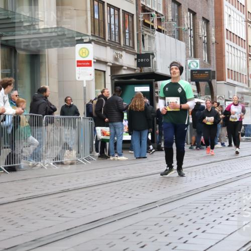 05.10.2025 - 20. swb-Marathon Bremen Strokosch-Dieckow http://msf.ph/oto/9269868 05.10.2025 11:07:59 Ziel 9186, 9235, 9353, 9401, 9481, 9519, 9552, 9599, 9617, 9874, 10125, 10132, 10866, 11019, 11097, 11232, 11309, 11670, 11671, 9186, 9235, 9353, 9401, 9481, 9519, 9552, 9599, 9617, 9874, 10125, 10132, 10866, 11019, 11097, 11232, 11309, 11670, 11671 meine-sportfotos.de