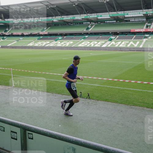 05.10.2025 - 20. swb-Marathon Bremen Michael Burmester http://msf.ph/oto/9269873 05.10.2025 12:40:15 Laufen im Stadion 46, 133, 236, 241, 826, 945, 1198, 1345, 1392, 1615, 1626, 1812, 2036, 2057, 2118, 2130, 4030, 5240, 5595, 6075, 6444, 7213, 7274, 7587, 7766, 7883, 8849, 1925, 4629, 7551 meine-sportfotos.de