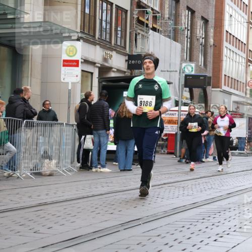 05.10.2025 - 20. swb-Marathon Bremen Strokosch-Dieckow http://msf.ph/oto/9269879 05.10.2025 11:07:59 Ziel 9186, 9235, 9353, 9401, 9481, 9519, 9552, 9599, 9617, 9874, 10125, 10132, 10866, 11019, 11097, 11232, 11309, 11670, 11671, 9186, 9235, 9353, 9401, 9481, 9519, 9552, 9599, 9617, 9874, 10125, 10132, 10866, 11019, 11097, 11232, 11309, 11670, 11671 meine-sportfotos.de