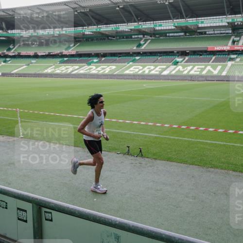 05.10.2025 - 20. swb-Marathon Bremen Michael Burmester http://msf.ph/oto/9269890 05.10.2025 12:40:26 Laufen im Stadion 45, 46, 133, 236, 241, 623, 945, 1392, 1615, 1812, 2036, 2057, 2118, 2130, 2169, 5595, 6075, 6444, 7213, 7274, 7587, 7766, 7883, 8849, 826, 1198, 1345, 1626, 1925, 4030, 5240, 8849 meine-sportfotos.de