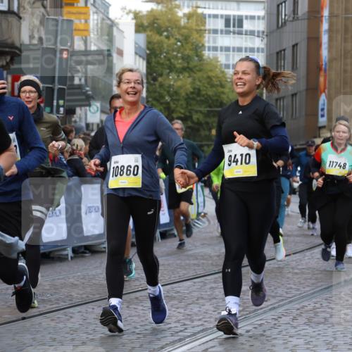 05.10.2025 - 20. swb-Marathon Bremen Strokosch-Dieckow http://msf.ph/oto/9269891 05.10.2025 11:09:52 Ziel 9410, 9685, 9760, 9972, 10435, 10448, 10515, 10827, 10860, 10885, 11219, 11381, 11405, 11486, 11748 meine-sportfotos.de