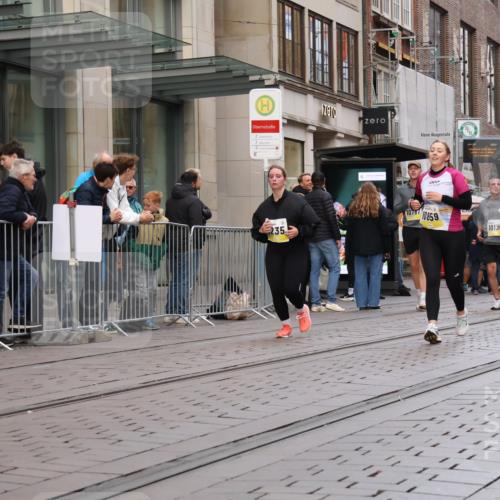05.10.2025 - 20. swb-Marathon Bremen Strokosch-Dieckow http://msf.ph/oto/9269957 05.10.2025 11:08:03 Ziel 9186, 9235, 9353, 9401, 9481, 9519, 9552, 9982, 10132, 10134, 10787, 10859, 10866, 11019, 11097, 11232, 11670, 11671, 9186, 9235, 9353, 9401, 9481, 9519, 9552, 9982, 10132, 10134, 10787, 10859, 10866, 11019, 11097, 11232, 11670, 11671 meine-sportfotos.de
