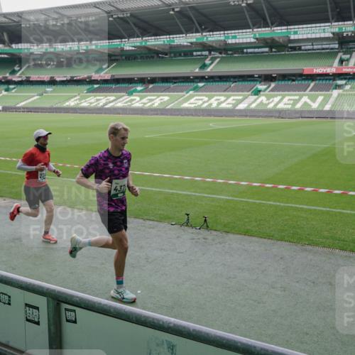 05.10.2025 - 20. swb-Marathon Bremen Michael Burmester http://msf.ph/oto/9269959 05.10.2025 12:40:39 Laufen im Stadion 45, 46, 133, 241, 623, 689, 945, 1615, 1812, 2036, 2048, 2057, 2064, 2118, 2169, 2497, 2670, 2683, 4375, 5595, 6075, 6444, 7213, 7274, 7587, 7766, 7883, 236, 826, 1198, 1345, 1392, 1626, 2130, 4030, 5240, 8849 meine-sportfotos.de