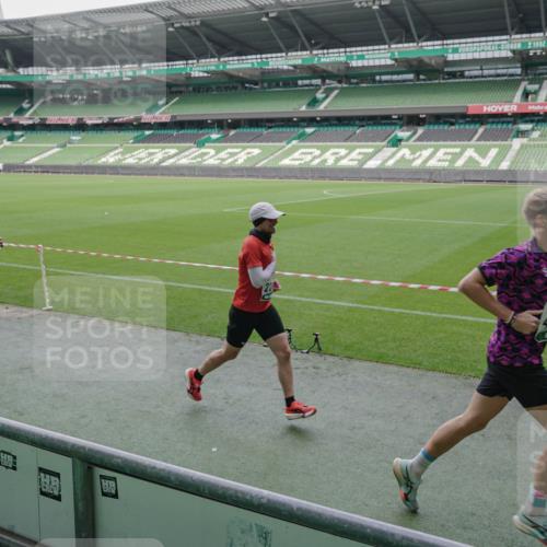 05.10.2025 - 20. swb-Marathon Bremen Michael Burmester http://msf.ph/oto/9269974 05.10.2025 12:40:39 Laufen im Stadion 45, 46, 133, 241, 623, 689, 945, 1615, 1812, 2036, 2048, 2057, 2064, 2118, 2169, 2497, 2670, 2683, 4375, 5595, 6075, 6444, 7213, 7274, 7587, 7766, 7883, 236, 826, 1198, 1345, 1392, 1626, 2130, 4030, 5240, 8849 meine-sportfotos.de