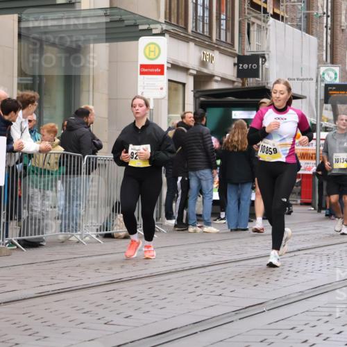 05.10.2025 - 20. swb-Marathon Bremen Strokosch-Dieckow http://msf.ph/oto/9269975 05.10.2025 11:08:04 Ziel 9186, 9235, 9353, 9401, 9481, 9519, 9552, 9982, 10132, 10134, 10787, 10859, 10866, 11019, 11097, 11232, 11670, 11671, 9186, 9235, 9353, 9401, 9481, 9519, 9552, 9982, 10132, 10134, 10787, 10859, 10866, 11019, 11097, 11232, 11670, 11671 meine-sportfotos.de