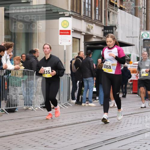 05.10.2025 - 20. swb-Marathon Bremen Strokosch-Dieckow http://msf.ph/oto/9269989 05.10.2025 11:08:04 Ziel 9186, 9235, 9353, 9401, 9481, 9519, 9552, 9982, 10132, 10134, 10787, 10859, 10866, 11019, 11097, 11232, 11670, 11671, 9186, 9235, 9353, 9401, 9481, 9519, 9552, 9982, 10132, 10134, 10787, 10859, 10866, 11019, 11097, 11232, 11670, 11671 meine-sportfotos.de