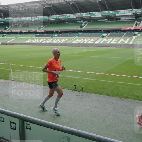 05.10.2025 - 20. swb-Marathon Bremen Michael Burmester http://msf.ph/oto/9269993 05.10.2025 12:40:40 Laufen im Stadion 45, 46, 133, 241, 623, 689, 945, 1615, 1812, 2036, 2048, 2057, 2064, 2118, 2169, 2497, 2670, 2683, 4375, 5595, 6075, 6444, 7213, 7274, 7587, 7766, 7883, 236, 826, 1198, 1345, 1392, 1626, 2130, 4030, 5240, 8849 meine-sportfotos.de