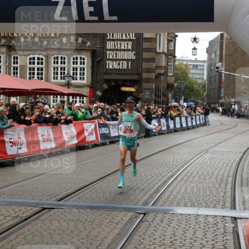 05.10.2025 - 20. swb-Marathon Bremen Yannick Fuchs http://msf.ph/oto/9269997 05.10.2025 12:14:47 Ziel 1122 meine-sportfotos.de