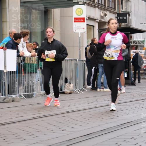 05.10.2025 - 20. swb-Marathon Bremen Strokosch-Dieckow http://msf.ph/oto/9269998 05.10.2025 11:08:04 Ziel 9186, 9235, 9353, 9401, 9481, 9519, 9552, 9982, 10132, 10134, 10787, 10859, 10866, 11019, 11097, 11232, 11670, 11671, 9186, 9235, 9353, 9401, 9481, 9519, 9552, 9982, 10132, 10134, 10787, 10859, 10866, 11019, 11097, 11232, 11670, 11671 meine-sportfotos.de