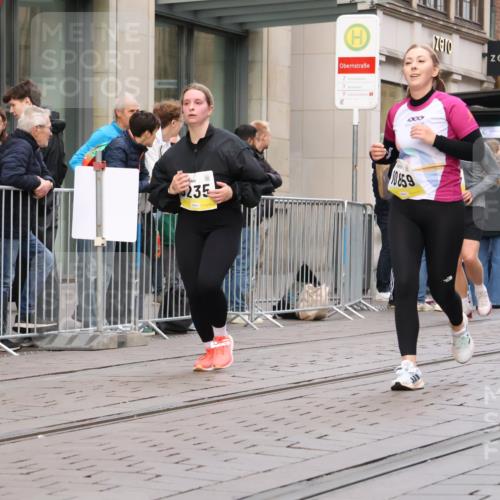 05.10.2025 - 20. swb-Marathon Bremen Strokosch-Dieckow http://msf.ph/oto/9270012 05.10.2025 11:08:05 Ziel 9186, 9235, 9353, 9401, 9481, 9519, 9552, 9982, 10132, 10134, 10212, 10787, 10859, 10866, 11019, 11097, 11232, 11670, 11671, 9186, 9235, 9353, 9401, 9481, 9519, 9552, 9982, 10132, 10134, 10212, 10787, 10859, 10866, 11019, 11097, 11232, 11670, 11671 meine-sportfotos.de