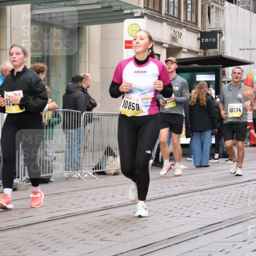 05.10.2025 - 20. swb-Marathon Bremen Strokosch-Dieckow http://msf.ph/oto/9270024 05.10.2025 11:08:05 Ziel 9186, 9235, 9353, 9401, 9481, 9519, 9552, 9982, 10132, 10134, 10212, 10787, 10859, 10866, 11019, 11097, 11232, 11670, 11671, 9186, 9235, 9353, 9401, 9481, 9519, 9552, 9982, 10132, 10134, 10212, 10787, 10859, 10866, 11019, 11097, 11232, 11670, 11671 meine-sportfotos.de