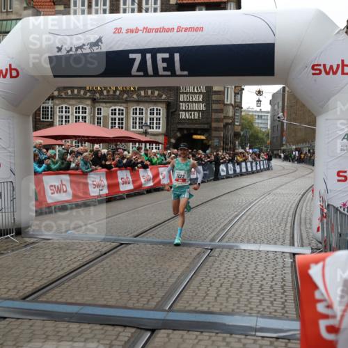 05.10.2025 - 20. swb-Marathon Bremen Yannick Fuchs http://msf.ph/oto/9270028 05.10.2025 12:14:48 Ziel 1122 meine-sportfotos.de
