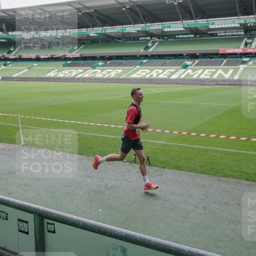 05.10.2025 - 20. swb-Marathon Bremen Michael Burmester http://msf.ph/oto/9270032 05.10.2025 12:40:43 Laufen im Stadion 45, 46, 133, 241, 623, 689, 945, 1812, 2036, 2048, 2057, 2064, 2118, 2169, 2497, 2670, 2683, 4375, 5595, 6075, 6444, 7213, 7274, 7587, 7766, 7883, 236, 1392, 1615, 1626, 2130, 8849 meine-sportfotos.de
