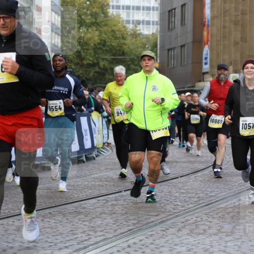 05.10.2025 - 20. swb-Marathon Bremen Strokosch-Dieckow http://msf.ph/oto/9270082 05.10.2025 11:09:57 Ziel 9288, 9410, 9561, 9685, 9760, 9972, 10435, 10448, 10515, 10659, 10860, 10885, 11381, 11405, 11634, 11748 meine-sportfotos.de