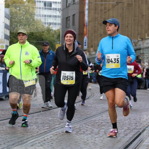 05.10.2025 - 20. swb-Marathon Bremen Strokosch-Dieckow http://msf.ph/oto/9270117 05.10.2025 11:09:59 Ziel 9288, 9470, 9476, 9554, 9561, 9760, 9972, 10383, 10435, 10515, 10659, 10885, 10969, 11381, 11401, 11405, 11634, 11748 meine-sportfotos.de