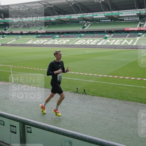 05.10.2025 - 20. swb-Marathon Bremen Michael Burmester http://msf.ph/oto/9270123 05.10.2025 12:40:56 Laufen im Stadion 37, 38, 40, 45, 46, 377, 623, 689, 945, 2036, 2048, 2057, 2064, 2118, 2169, 2284, 2497, 2670, 2683, 2909, 3707, 4375, 7274, 7587, 7766, 133, 241, 1392, 1615, 1812, 2118, 2130, 5595, 6075, 6444, 7213, 7274, 7883 meine-sportfotos.de