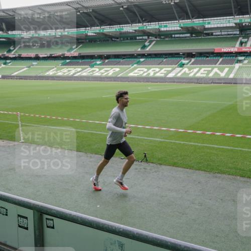 05.10.2025 - 20. swb-Marathon Bremen Michael Burmester http://msf.ph/oto/9270154 05.10.2025 12:41:03 Laufen im Stadion 37, 38, 40, 45, 46, 198, 377, 623, 689, 945, 1258, 1368, 2036, 2048, 2057, 2064, 2169, 2284, 2497, 2670, 2683, 2909, 3707, 3817, 4375, 6566, 7587, 133, 241, 1812, 2118, 5595, 6075, 6444, 7213, 7274, 7766, 7883 meine-sportfotos.de