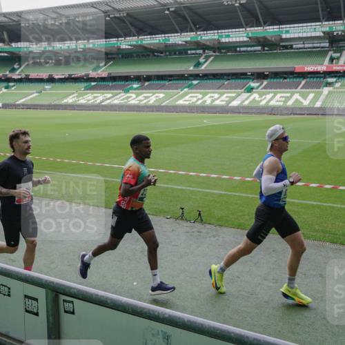 05.10.2025 - 20. swb-Marathon Bremen Michael Burmester http://msf.ph/oto/9270297 05.10.2025 12:41:23 Laufen im Stadion 9, 37, 38, 40, 45, 198, 377, 623, 689, 1042, 1258, 1368, 1476, 2048, 2064, 2169, 2284, 2497, 2670, 2683, 2743, 2801, 2909, 3707, 3817, 4158, 4375, 4984, 6566, 8211, 46, 945, 2036, 2057, 7587 meine-sportfotos.de