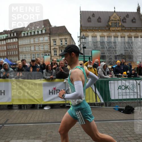 05.10.2025 - 20. swb-Marathon Bremen Yannick Fuchs http://msf.ph/oto/9270313 05.10.2025 12:14:50 Ziel 1122 meine-sportfotos.de