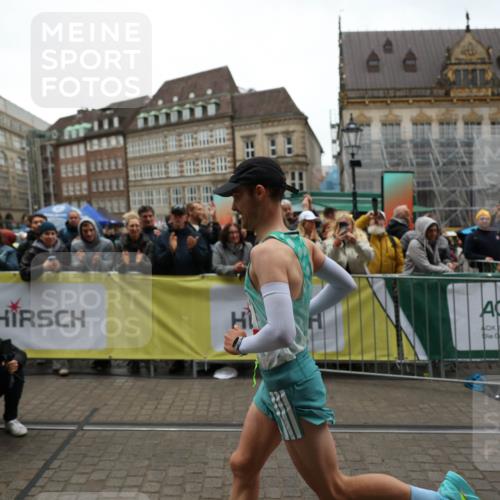 05.10.2025 - 20. swb-Marathon Bremen Yannick Fuchs http://msf.ph/oto/9270323 05.10.2025 12:14:50 Ziel 1122 meine-sportfotos.de