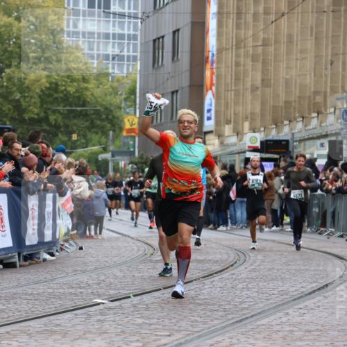 05.10.2025 - 20. swb-Marathon Bremen Strokosch-Dieckow http://msf.ph/oto/9270325 05.10.2025 13:01:32 Ziel 1042, 2284, 2545, 4571 meine-sportfotos.de