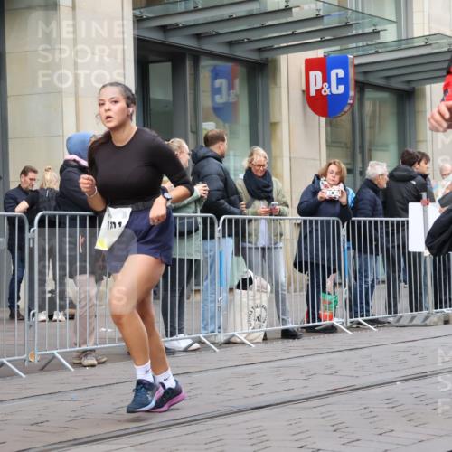 05.10.2025 - 20. swb-Marathon Bremen Strokosch-Dieckow http://msf.ph/oto/9270332 05.10.2025 11:08:25 Ziel 7069, 7706, 9184, 9191, 9274, 9276, 9466, 9589, 9721, 9774, 9853, 9912, 9982, 10031, 10051, 10134, 10212, 10248, 10567, 10714, 10787, 10840, 10859, 10939, 10998, 11028, 11073, 11076, 11242, 11479, 11590, 7069, 7706, 9184, 9191, 9274, 9276, 9466, 9589, 9721, 9774, 9853, 9912, 9982, 10031, 10051, 10134, 10212, 10248, 10567, 10714, 10787, 10840, 10859, 10939, 10998, 11028, 11073, 11076, 11242, 11479, 11590 meine-sportfotos.de