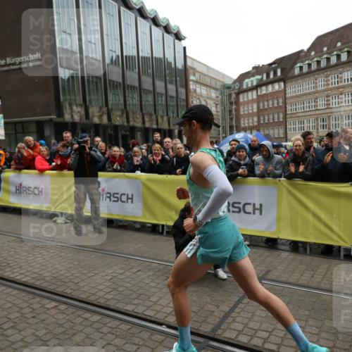 05.10.2025 - 20. swb-Marathon Bremen Yannick Fuchs http://msf.ph/oto/9270338 05.10.2025 12:14:51 Ziel 1122 meine-sportfotos.de