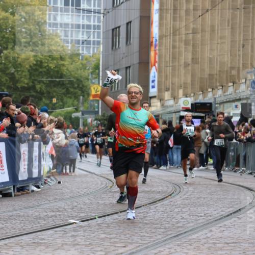 05.10.2025 - 20. swb-Marathon Bremen Strokosch-Dieckow http://msf.ph/oto/9270346 05.10.2025 13:01:32 Ziel 1042, 2284, 2545, 4571 meine-sportfotos.de