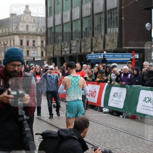 05.10.2025 - 20. swb-Marathon Bremen Yannick Fuchs http://msf.ph/oto/9270361 05.10.2025 12:14:53 Ziel 1122 meine-sportfotos.de