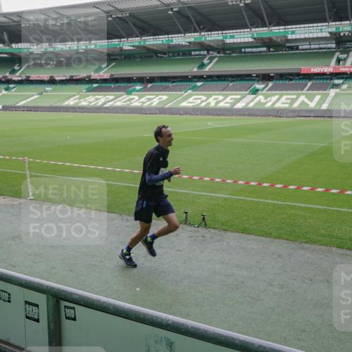 05.10.2025 - 20. swb-Marathon Bremen Michael Burmester http://msf.ph/oto/9270362 05.10.2025 12:41:42 Laufen im Stadion 9, 37, 38, 40, 198, 377, 1042, 1258, 1368, 1476, 2284, 2743, 2801, 2909, 3707, 3817, 4158, 4984, 6566, 6903, 8211, 45, 623, 689, 2048, 2064, 2169, 2497, 2670, 2683, 4375 meine-sportfotos.de