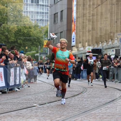 05.10.2025 - 20. swb-Marathon Bremen Strokosch-Dieckow http://msf.ph/oto/9270370 05.10.2025 13:01:32 Ziel 1042, 2284, 2545, 4571 meine-sportfotos.de
