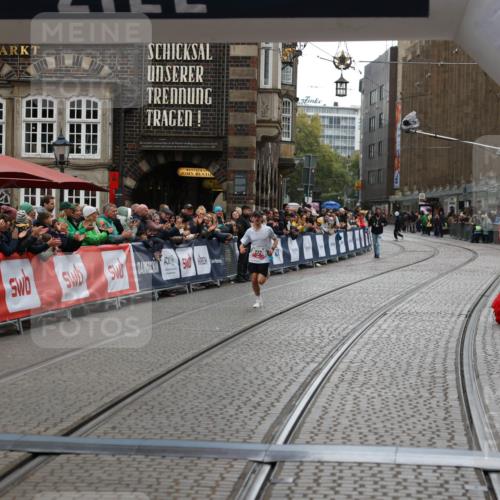 05.10.2025 - 20. swb-Marathon Bremen Yannick Fuchs http://msf.ph/oto/9270381 05.10.2025 12:15:11 Ziel 212 meine-sportfotos.de
