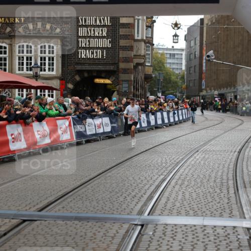 05.10.2025 - 20. swb-Marathon Bremen Yannick Fuchs http://msf.ph/oto/9270395 05.10.2025 12:15:12 Ziel 212 meine-sportfotos.de