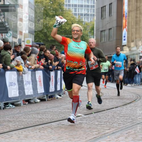 05.10.2025 - 20. swb-Marathon Bremen Strokosch-Dieckow http://msf.ph/oto/9270400 05.10.2025 13:01:33 Ziel 1042, 2284, 2545, 4571, 8169 meine-sportfotos.de