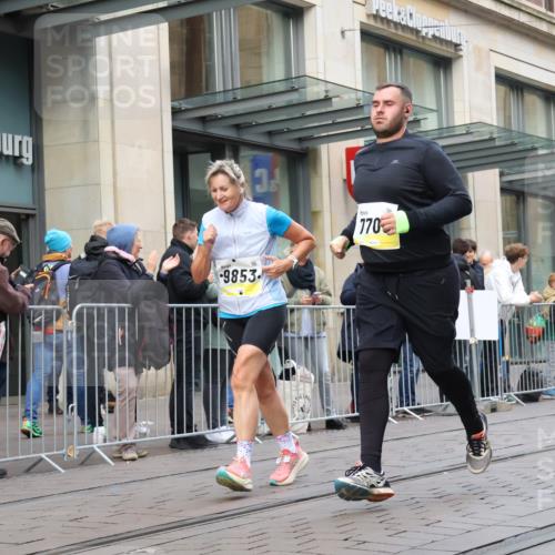 05.10.2025 - 20. swb-Marathon Bremen Strokosch-Dieckow http://msf.ph/oto/9270401 05.10.2025 11:08:26 Ziel 7069, 7706, 9184, 9191, 9274, 9276, 9466, 9589, 9721, 9774, 9853, 9912, 9982, 10031, 10051, 10087, 10134, 10212, 10248, 10567, 10714, 10787, 10840, 10939, 10998, 11028, 11073, 11076, 11126, 11142, 11242, 11479, 11590, 7069, 7706, 9184, 9191, 9274, 9276, 9466, 9589, 9721, 9774, 9853, 9912, 9982, 10031, 10051, 10087, 10134, 10212, 10248, 10567, 10714, 10787, 10840, 10939, 10998, 11028, 11073, 11076, 11126, 11142, 11242, 11479, 11590 meine-sportfotos.de