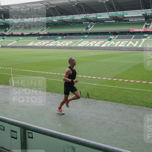 05.10.2025 - 20. swb-Marathon Bremen Michael Burmester http://msf.ph/oto/9270404 05.10.2025 12:41:59 Laufen im Stadion 9, 198, 635, 1042, 1258, 1368, 1476, 1763, 2743, 2801, 3153, 3817, 4158, 4635, 4984, 6566, 6903, 8211, 37, 38, 40, 198, 377, 1368, 2284, 2909, 3707 meine-sportfotos.de