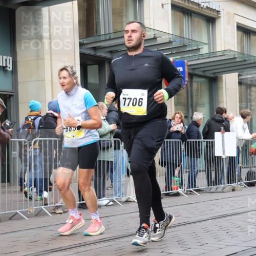 05.10.2025 - 20. swb-Marathon Bremen Strokosch-Dieckow http://msf.ph/oto/9270410 05.10.2025 11:08:27 Ziel 7069, 7706, 9184, 9191, 9274, 9276, 9466, 9589, 9721, 9774, 9853, 9912, 9982, 10031, 10051, 10087, 10134, 10212, 10248, 10567, 10714, 10787, 10840, 10939, 10998, 11028, 11073, 11076, 11126, 11142, 11242, 11479, 11590, 7069, 7706, 9184, 9191, 9274, 9276, 9466, 9589, 9721, 9774, 9853, 9912, 9982, 10031, 10051, 10087, 10134, 10212, 10248, 10567, 10714, 10787, 10840, 10939, 10998, 11028, 11073, 11076, 11126, 11142, 11242, 11479, 11590 meine-sportfotos.de