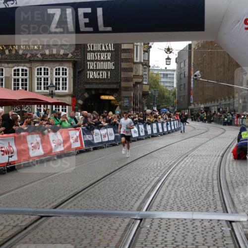 05.10.2025 - 20. swb-Marathon Bremen Yannick Fuchs http://msf.ph/oto/9270420 05.10.2025 12:15:12 Ziel 212 meine-sportfotos.de