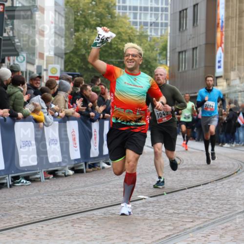 05.10.2025 - 20. swb-Marathon Bremen Strokosch-Dieckow http://msf.ph/oto/9270427 05.10.2025 13:01:33 Ziel 1042, 2284, 2545, 4571, 8169 meine-sportfotos.de