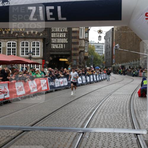 05.10.2025 - 20. swb-Marathon Bremen Yannick Fuchs http://msf.ph/oto/9270429 05.10.2025 12:15:12 Ziel 212 meine-sportfotos.de