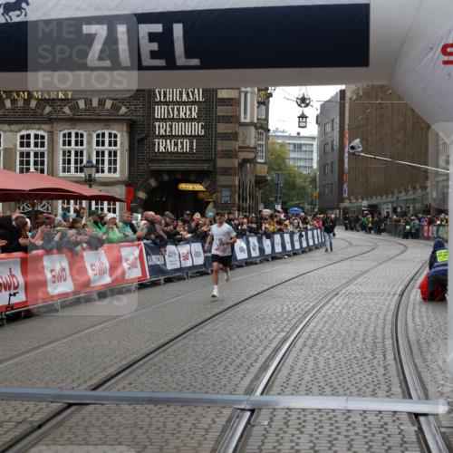 05.10.2025 - 20. swb-Marathon Bremen Yannick Fuchs http://msf.ph/oto/9270434 05.10.2025 12:15:12 Ziel 212 meine-sportfotos.de