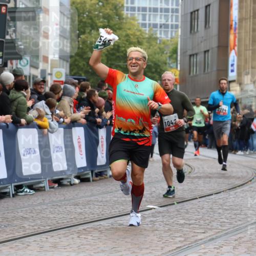 05.10.2025 - 20. swb-Marathon Bremen Strokosch-Dieckow http://msf.ph/oto/9270460 05.10.2025 13:01:33 Ziel 1042, 2284, 2545, 4571, 8169 meine-sportfotos.de