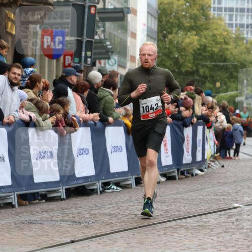 05.10.2025 - 20. swb-Marathon Bremen Strokosch-Dieckow http://msf.ph/oto/9270485 05.10.2025 13:01:36 Ziel 1042, 2284, 2545, 4571, 6302, 8169 meine-sportfotos.de