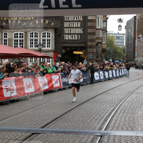 05.10.2025 - 20. swb-Marathon Bremen Yannick Fuchs http://msf.ph/oto/9270486 05.10.2025 12:15:13 Ziel 212 meine-sportfotos.de