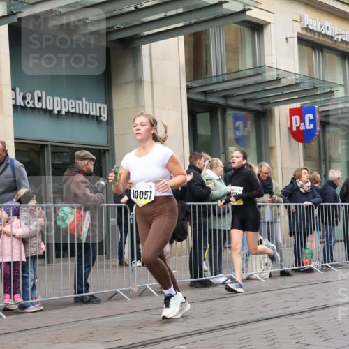 05.10.2025 - 20. swb-Marathon Bremen Strokosch-Dieckow http://msf.ph/oto/9270489 05.10.2025 11:08:31 Ziel 7069, 7706, 9184, 9191, 9274, 9276, 9466, 9589, 9721, 9774, 9853, 9912, 10031, 10051, 10087, 10248, 10458, 10567, 10714, 10840, 10939, 10998, 11028, 11073, 11076, 11126, 11142, 11242, 11479, 11590, 7069, 7706, 9184, 9191, 9274, 9276, 9466, 9589, 9721, 9774, 9853, 9912, 10031, 10051, 10087, 10248, 10458, 10567, 10714, 10840, 10939, 10998, 11028, 11073, 11076, 11126, 11142, 11242, 11479, 11590 meine-sportfotos.de