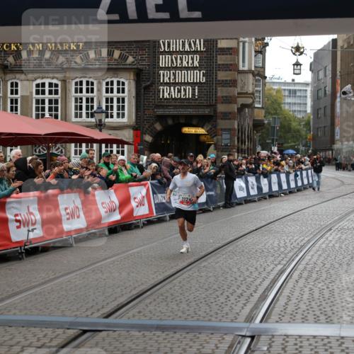 05.10.2025 - 20. swb-Marathon Bremen Yannick Fuchs http://msf.ph/oto/9270499 05.10.2025 12:15:13 Ziel 212 meine-sportfotos.de