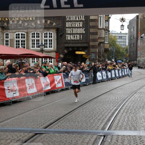 05.10.2025 - 20. swb-Marathon Bremen Yannick Fuchs http://msf.ph/oto/9270511 05.10.2025 12:15:13 Ziel 212 meine-sportfotos.de